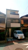 ☆平成26年8月建築☆天然木を使った温かみを感じるお家！
前道広々約6m！1BOX車1台駐車可！トイレ二ヶ所あり！
小学校徒歩圏内のため、お子様の通学も安心です！