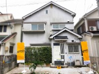 南側が田畑の為、陽当たり良好です♪LDKゆったり約19帖！
庭付きの為、ガーデニング等が楽しめます！
コンビニやドラッグストアが徒歩圏内で買い物便利！
