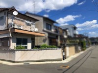 阪急とJRの2WAYアクセス！
南向き！角地！前道広々約6m！
小学校が徒歩圏内の為、お子様の通学にも安心です！