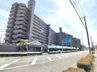 室内リフォーム済み！手入れ不要です☆南東向きで陽当たり良好！
ペット飼育可能(規約有り)！ガーデニングや家庭菜園が楽しめる専用庭付！
周辺施設充実で生活便利♪