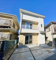 南向き！間口ゆったり約6.7m！
北側にも建物の建たない立地なので、日当たり・採光・通風良好！
小学校徒歩圏内！お子様のいるご家庭も安心です！