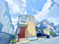 小・中学校が徒歩１０分以内とお子様の通学も安心な立地です！
閑静な住宅街で、室内大変きれいにお使いです！
全居室６帖以上！収納もたっぷりあります♪