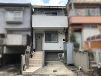 平成２３年６月建築！ハイルーフ天井の３ＬＤＫのお家！
リビングは南面バルコニーと天窓付きで大変明るい空間♪ロフト付♪
駐車スペース有り！幅員約６ｍと駐車もらくらく！