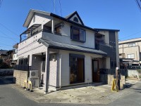 三方道路につき、陽当たり・通風良好です！
4LDKで使いやすく、各部屋収納もたっぷり天井収納付☆
閑静な住宅街で、小学校まで10分圏内で安心です♪