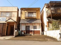 全部屋6帖以上！！店舗付き住宅！
駐車場は車が2台停められる程のスペースが有ります！
各部屋に収納スペースがついている為、スッキリ快適に過ごせます！