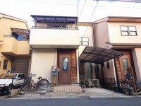 西向きバルコニー！陽当り良好♪4LDK！カーポート付！
前道6ｍ！広々としているので駐車もラクラク♪
小・中学校が近く、小さなお子様がいらっしゃるご家庭におすすめ！