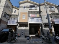 安心・安全のオール電化住宅！太陽光発電システム付！
全居室6帖以上とゆとりのある間取りとなっております♪
久我の杜小学校（約713ｍ）まで徒歩9分の近さ！