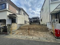 前道6ｍで閑静な住宅街です♪
小中学校徒歩6分圏内で子育て世代にオススメです☆
南側水路の為、陽当たり通風良好です！
