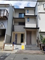 南向きで陽当り良好です♪梅津小学校(約310ｍ)まで徒歩4分！
前面道路6ｍと車の出し入れのしやすい広さ！
周辺施設が充実しており生活に便利な立地です！