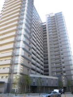 JR「長岡京」駅から徒歩2分と阪急「長岡天神」駅から徒歩11分の２WAYアクセス！
南面バルコニーの為、陽当り・通風良好♪
小学校も徒歩圏内だからお子様も安心！