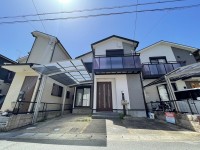 土地約32.41坪！5LDK・全居室6帖以上！
駐車スペースは2台分有！カーポート付です♪
追焚機能浴槽・浄水器付キッチン・床下収納など設備充実しています！