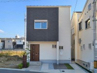 全35区画の大型分譲地！駐車スペースは2台分あり☆
長期優良住宅！太陽光発電5.49kw搭載のオール電化住宅！
約6.8帖の小屋裏収納があるなど収納スペース充実！