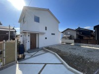 堂々完成！
省エネ基準適合住宅、太陽光発電付！
LDK18帖、南側にバルコニー＆庭付！
駐車2台可！内装オシャレ♪