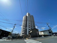 京阪「淀」駅まで徒歩5分☆
北西角部屋！2面バルコニーにつき、陽当り・通風良好！
平成25年10月にリノベーション済！室内丁寧にお使いです！
