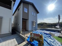 ☆限定6区画の分譲地☆
前道広々6ｍで駐車ラクラク！土地面積ゆったり37.66坪！
小学校徒歩圏内の為、お子様の通学も安心♪
南側空きの開放的な立地♪日当り良好！
