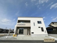 向日市、伏見区、南区の不動産なら<br>センチュリー21ユニバーサルホームサービス向日町店へ！ ＪＲ『園部駅』まで徒歩１５分と通勤・通学便利！
全居室６帖以上の３ＬＤＫで駐車も２台可能！各居室に収納あり！
閑静な住宅地で前面道路広々６ｍ♪