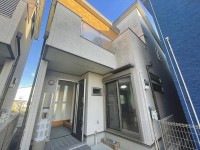 築浅・美宅☆名神高速「大山崎」ＩＣまで車で１分！
南向きの物干しと２室に面したバルコニー！
東側は建物がなく開放的♪