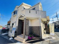 全室2面採光＆角地の為、陽当り・通風良好です！
広々とした駐車スペースはカーポート付
床暖房(2系統)＆大容量の小屋裏収納付です！