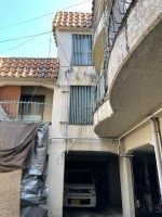 鉄筋コンクリートの堅固な造りのテラスハウス！
南向きのバルコニーが２面あり！徒歩圏内に買い物施設あって生活便利！
収益物件としてもご検討頂けます♪