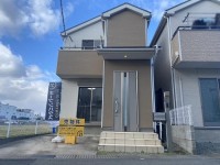 南向き＆西側は田んぼにつき、陽当たり・通風良好！閑静な住宅地！
全居室６帖以上の３ＳＬＤＫ！ワンボックスも駐車可能！
室内大変丁寧にお使いで美宅！