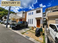 自然豊かな元分譲住宅地！オシャレな築浅戸建♪
太陽光パネルや床暖房、食洗機など嬉しい設備付！
玄関土間やリビング吹抜、造作洗面等こだわりいっぱい！
室内大変キレイ♪