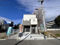全11区画の分譲地！耐震等級3相当！全居室収納スペース有☆
無垢材の天然木フローリングで居心地の良い空間♪
南向きの為、陽当り良好！前道6ｍなので駐車もラクラク！