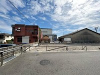 ＪＲ『長岡京駅』まで徒歩１５分！全室南向きで陽当たり良好！
前道広々６ｍ！太陽光パネル６ｋｗ搭載！
スーパーやドラッグストアがすぐ近くで買い物便利♪