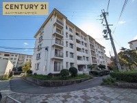 南向きバルコニーに付、陽当たり良好！広々4LDKの間取り！
「洛西高校前」停留所まで徒歩3分！小・中学校まで徒歩5分圏内！
周辺交通量も少なく、お子様の通学も安心♪