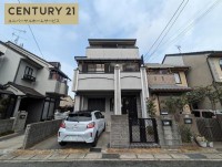 北側が駐車場＆南向きにつき、日当たり・通風良好！
最寄りの小学校まで徒歩圏内！お子様の通学も安心！
周辺施設も充実しており生活に便利な立地です！