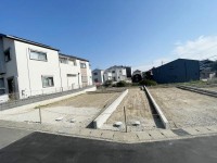閑静な住宅地の全５区画の分譲地！
自由設計につき、お好きな間取りで建築していただけます！
前面道路も広々６ｍで駐車もラクラク♪近くに公園が多数！