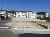 閑静な住宅地の全５区画の分譲地！
自由設計につき、お好きな間取りで建築していただけます！
前面道路も広々６ｍで駐車もラクラク♪近くに公園が多数！