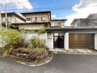 閑静な住宅地の４ＬＤＫ！南向きのお庭付き！
電動シャッター付きガレージで車の出し入れラクラク♪
小・中学校まで徒歩１０分圏内でお子様の通学も安心！