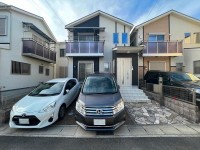 築7年の築浅物件！！大変キレイにお使いです！
便利な各居室収納付き！
駐車2台可能！前道6ｍで駐車もラクラク♪
