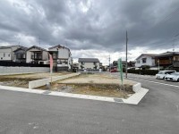 全11区画の分譲地！角地の為陽当り良好！
建築条件無し土地！お好きなハウスメーカー・工務店で建築可能！
土地広々約32坪！前道約6ｍ！駐車が苦手な方も安心です！