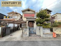 南向きにつき、陽当たり大変良好！
土地ゆったり30.25坪！4LDK！
南向きの庭とカーポート付の駐車場付き！