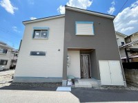 全4区画の分譲地！最終1区画！角地で採光・通風良好☆
目の前が田んぼの為、開放感あり！
小学校、中学校が徒歩圏内の為お子様の通学にも安心です！