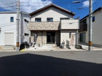 令和4年6月建築！築浅で室内大変キレイにお使いです♪
床暖房付、深型食洗器付き、トイレ2ヵ所あり！
駐車スペース広々！
収納が充実しており、子育て世帯にもオススメ☆