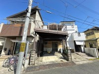 スーパーやコンビニ、ドラッグストアが徒歩圏内！
小学校・中学校も近くて安心♪コンパクトカー駐車可能！
リフォームのご相談も承っております！
