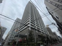 西大橋駅まで徒歩3分、四ツ橋駅まで徒歩6分、心斎橋駅まで徒歩11分の3WAYアクセス！
15階南東角部屋につき陽当たり・眺望良好！
周辺施設充実のタワーマンション♪