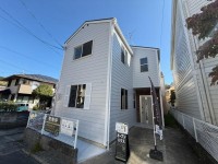 リノベーション済物件！エアコン、家具、ＬＥＤ照明付き！
全居室が６帖以上、南窓があり日当たり良好♪
前道広々約７．３ｍで駐車も楽々
改装後のお引渡しで入居時ピカピカ♪