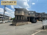 向日市、伏見区、南区の不動産なら<br>センチュリー21ユニバーサルホームサービス向日町店へ！ ２方空きの角地のため、日当たり・通風良好です♪
２０１８年１２月水まわり設備入替え済み！
長岡第十小学校まで徒歩１分！子育て世帯にオススメです！
