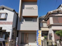 収納力重視の暮らしやすい１邸
便利な宅配ボックス付！雨の日でも安心です！
南向きのため日当たり・通風良好♪