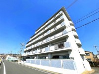 向日市、伏見区、南区の不動産なら<br>センチュリー21ユニバーサルホームサービス向日町店へ！ 即引き渡し可！
南東向きの為、陽当り・通風良好！
全居室に収納完備！暮らしやすい間取りです！
スーパーマツモト大原野店まで徒歩2分！お買い物もラクラク♪
