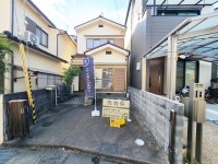 西側は道路となっている為、陽当たり・通風良好！
全居室６帖以上の４ＬＤＫ！前面道路はゆったりの６ｍで駐車もラクラク♪
リフォーム条件付き！お好きにリフォームが可能♪