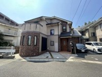 閑静な住宅地！永田工務店施工のお家！
全居室６帖以上の４ＬＤＫ！室内大変丁寧にお使いです！
小屋裏収納など収納スペース充実！
