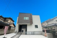 向日市、伏見区、南区の不動産なら<br>センチュリー21ユニバーサルホームサービス向日町店へ！ 広々５９坪超の吹抜の付いた明るいお家！駐車２台可能！
閑静な住宅街につき周辺交通量も少なめ！
南側に広々としたスペースがありガーデニングや家庭菜園を楽しめます！
