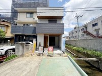 阪急『西向日駅』まで徒歩１１分で通勤や通学便利！
南西角地！南側水路の為、日当たり・通風良好♪
バルコニー３か所あり、お洗濯も安心♪
