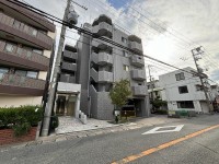 阪急宝塚線「服部天神」駅まで徒歩１１分！
コンビニ・スーパー・ドラッグストア等周辺には生活施設が大変充実！
小学校まで徒歩約４分の為、お子様の通学も安心♪