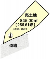 ゆとりの土地約２５５.６１坪！畑や倉庫もございます！
南西向きにつき、陽当たり・通風良好！閑静な住宅地！
