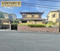 南西向きの広々５ＬＤＫ一戸建て！！
広縁目の前のお庭スペースでガーデニングも楽しめます！
お車２台駐車可能！前道もゆったり６ｍで駐車もラクラク♪